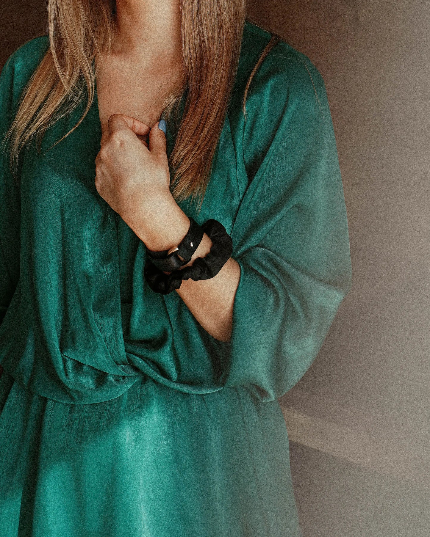 LOVIIS MUST NAHAST KÄEPAEL