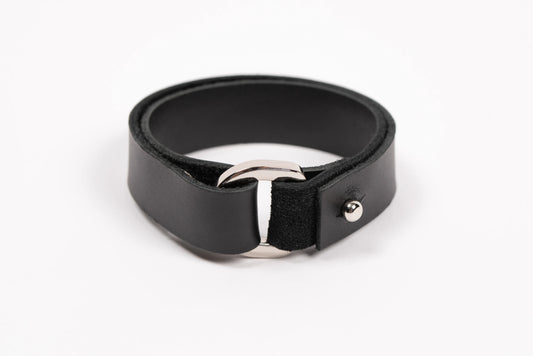 LOVIIS MUST NAHAST KÄEPAEL